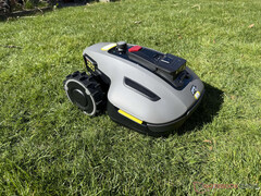 O Mammotion Yuka Mini é um dos melhores cortadores de grama robóticos sem fio para pequenos jardins. (Fonte da imagem: Marcus Schwarten / Notebookcheck)