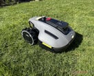 O Mammotion Yuka Mini é um dos melhores cortadores de grama robóticos sem fio para pequenos jardins. (Fonte da imagem: Marcus Schwarten / Notebookcheck)