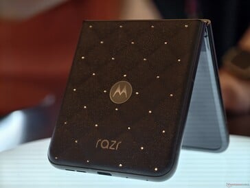 Motorola Razr 70 com cristais da Swarovski na parte traseira