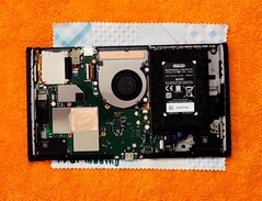O sistema de resfriamento do Nintendo Switch 2 inclui um pequeno ventilador e um heatpipe de cobre (Fonte da imagem: ProModding, YouTube)