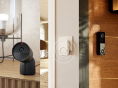 Da esquerda para a direita (na foto), a câmera com fio Philips Hue Secure 2K, o Hue Smart Chime e a campainha com vídeo Hue Secure. (Fonte da imagem: Philips - Editado)