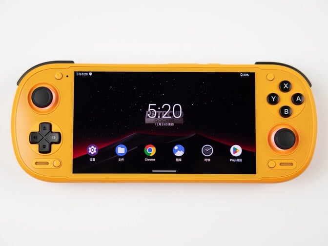 O Retroid Pocket 6 posa para a câmera em imagens ao vivo