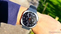 De acordo com o vazamento mais recente, o Samsung Galaxy Watch Ultra 2 apresenta um novo design, um tanto no estilo do Galaxy Watch 9 Classic, que, no fim das contas, nunca chegou a ser lançado.
