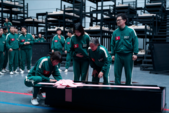 A morte nunca foi tão impessoal em Squid Game; na terceira temporada, até mesmo o luto se torna ritual - embrulhado em rosa e enterrado sob o silêncio. (Fonte da imagem: Netflix)