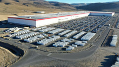 Fábrica de Nevada com Megapacks da Tesla (imagem: Sawyer Meritt/X)