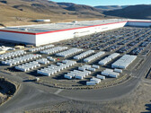 Fábrica de Nevada com Megapacks da Tesla (imagem: Sawyer Meritt/X)