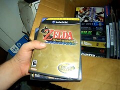 Entre outros jogos, os YouTubers encontraram uma cópia selada de fábrica de The Legend of Zelda: The Wind Waker for the Nintendo GameCube (Imagem: Baratos Encontram Minas de Ouro)