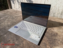 O ZenBook 14 OLED UX3405 é um laptop ultraportátil decente