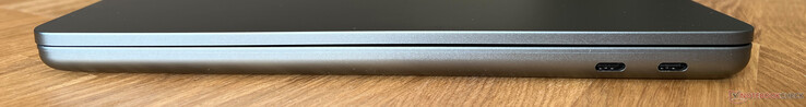 Direita: 2x USB-C 3.2 Gen 2 (10 GBit/s, DisplayPort ALT Mode 1.4a, Power Delivery)