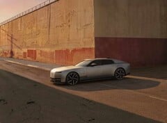 Jaguar Type 01 EV ao sol do entardecer em frente a um muro alto