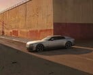 Jaguar Type 01 EV ao sol do entardecer em frente a um muro alto