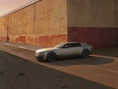 Jaguar Type 01 EV ao sol do entardecer em frente a um muro alto