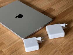 MacBook Pro 14 M3 com ambos os adaptadores de energia (70 e 96 Watts)