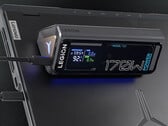 O carregador portátil PB9 da Legion, de 170 W, custa cerca de US$ 82 na China. Na foto: uma imagem promocional do carregador portátil sobre um laptop.