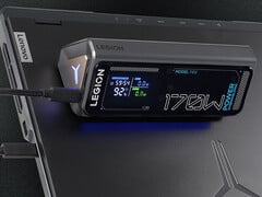 O carregador portátil PB9 da Legion, de 170 W, custa cerca de US$ 82 na China. Na foto: uma imagem promocional do carregador portátil sobre um laptop.