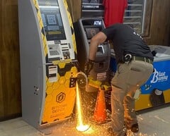 Um policial cortando o caixa eletrônico de Bitcoin com uma serra abrasiva manual (Fonte da imagem: Jasper County Sheriff&#039;s Office via Facebook; cortado)