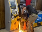 Um policial cortando o caixa eletrônico de Bitcoin com uma serra abrasiva manual (Fonte da imagem: Jasper County Sheriff's Office via Facebook; cortado)
