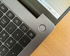 Laptop Windows em cima de uma mesa de madeira (Fonte da imagem: Andrey Matveev - Unsplash)