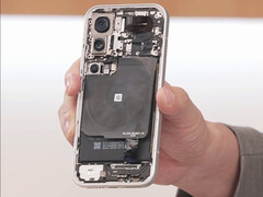 O Pro Max terá a maior bateria. Na foto: a parte interna da série Xiaomi 17 Pro (Fonte da imagem: Lu Weibing)