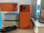 Apple iPhone 17 Air com acabamento laranja mostrando o design traseiro e o módulo da câmera colocado sobre livros empilhados