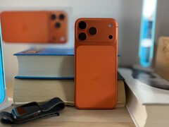 Apple iPhone 17 Air com acabamento laranja mostrando o design traseiro e o módulo da câmera colocado sobre livros empilhados