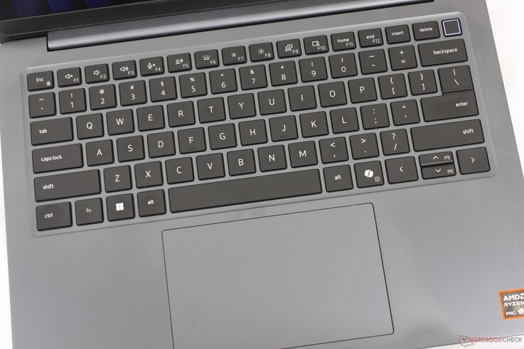 Experiência de digitação muito semelhante à do antigo Latitude 7440, com um clickpad de dimensões consideráveis, medindo 12 x 8 x 7,9 cm