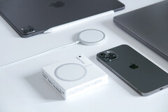 O iPhone SE 5G pode suportar Apple&#039;s ampla gama de acessórios MagSafe. (Fonte da imagem: Brandon Romanchuk)