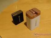 Os carregadores Omega de 100W (esquerda) e 200W (direita).