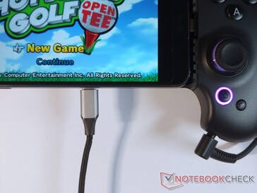 A porta USB-C permite o carregamento por passagem de dispositivos acoplados para uma jogabilidade ininterrupta. (Fonte da imagem: Notebookcheck)