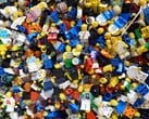 Uma imagem mostrando muitos LEGOs no chão (Fonte da imagem: Regenwolke0 - Pixabay)