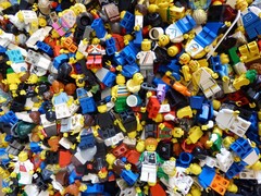 Uma imagem mostrando muitos LEGOs no chão (Fonte da imagem: Regenwolke0 - Pixabay)
