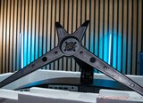 O suporte e o suporte do monitor são conectados com um único parafuso