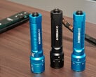 O K1 à direita é rotulado como "Red" e oferece uma luz vermelha em vez de uma luz UV junto com o laser ciano