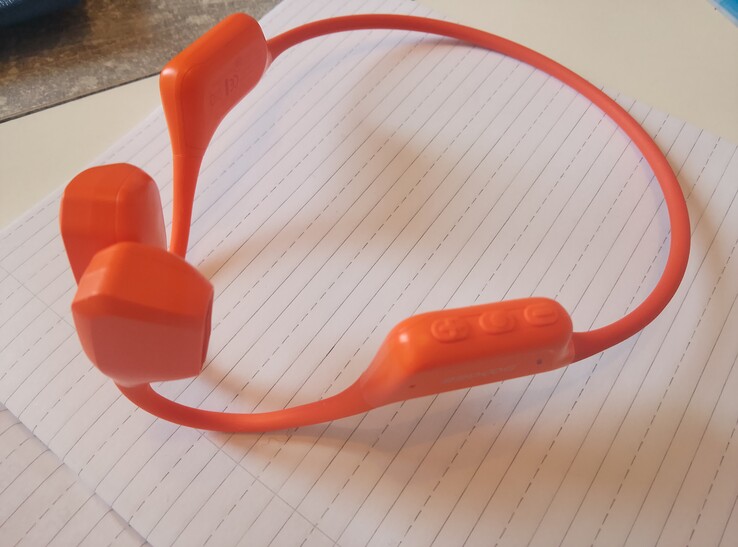 Os controles. Os botões são bastante apertados