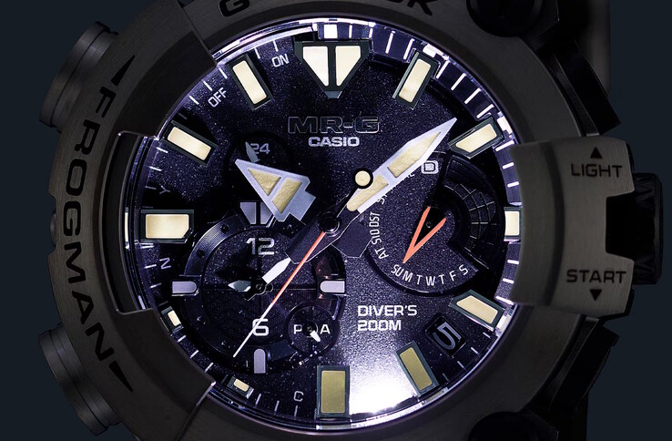 O LED de alta intensidade Super Illuminator, combinado com a tinta fosforescente Neobrite espessa nos ponteiros e marcadores de índice, garante visibilidade mesmo na profundidade máxima de mergulho do Frogman. (Fonte da imagem: Casio)