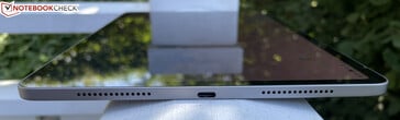 Direito: Alto-falante, USB-C 2.0