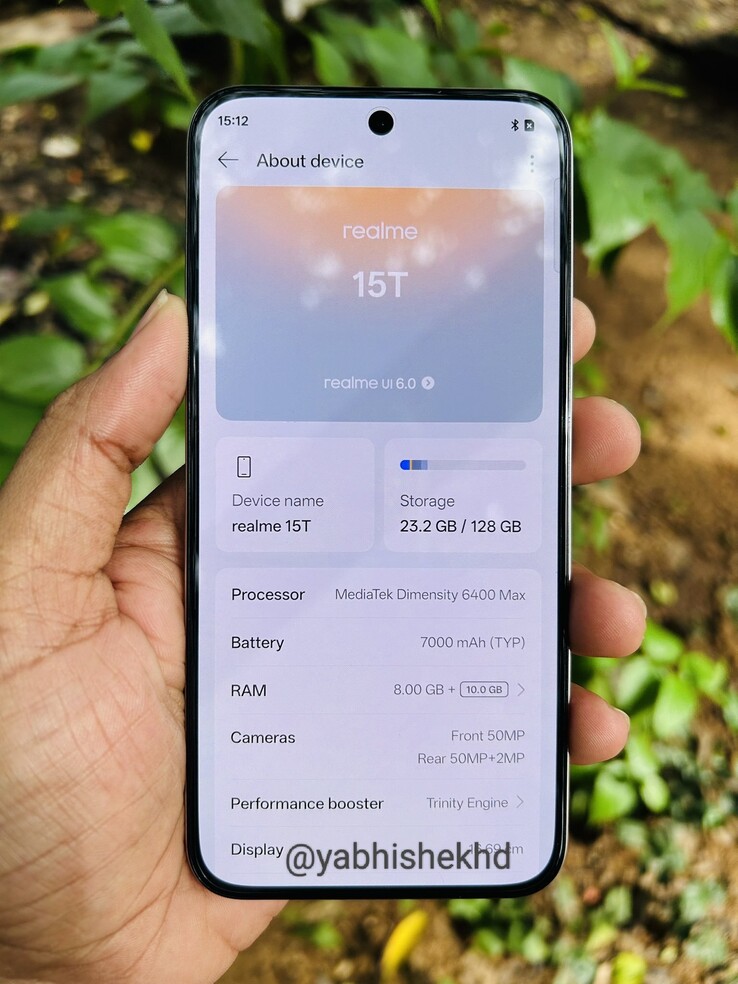 O "Realme 15T" na natureza com a página Sobre o dispositivo aberta. (Fonte: Abhishek Yadav via X)