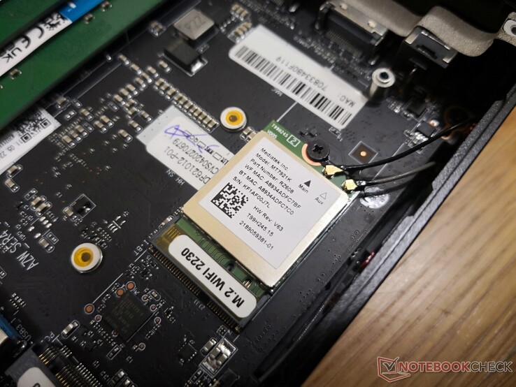 O módulo removível M.2 WLAN fica sob o SSD M.2 primário. O SER4 é um dos primeiros mini PCs a carregar o Wi-Fi 6E MediaTek RZ608 para ser uma enorme atualização sobre o Intel 7265 no SER3