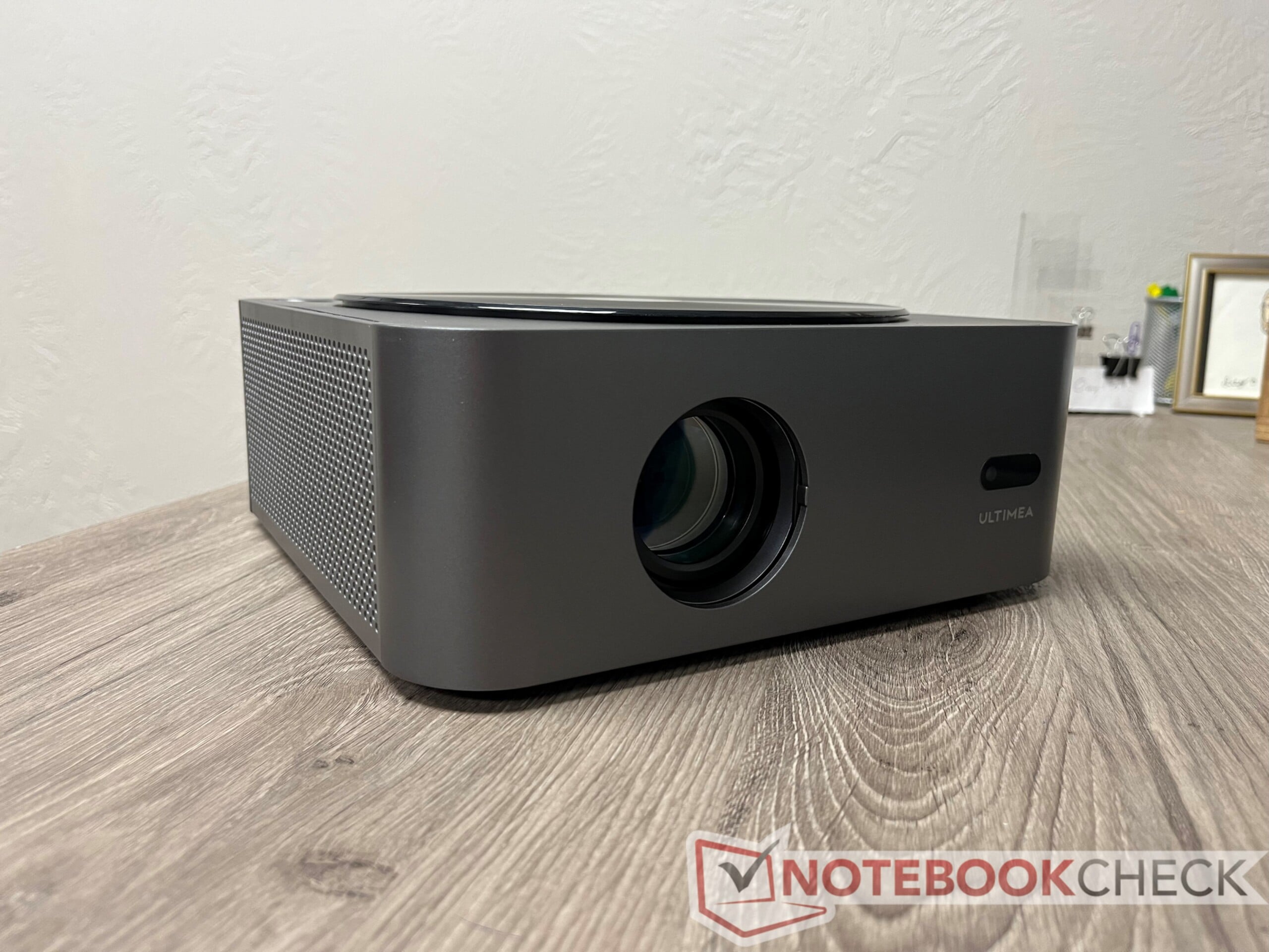 Análise prática do Ultimea Apollo P40 LCD: Projetor de negócios