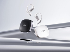 O Shokz OpenFit Pro (com estojo), retratado em um fundo prateado estilizado. (Fonte da imagem: Shokz)