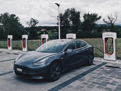 Estacionar um Tesla Modelo 3 em um ponto de Supercharger geralmente significa que o carro elétrico precisa ser carregado (Imagem: Dario)