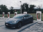 Estacionar um Tesla Modelo 3 em um ponto de Supercharger geralmente significa que o carro elétrico precisa ser carregado (Imagem: Dario)