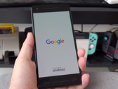 O Pixel 2 XL, fabricado pela HTC, tem algumas luneiras grossas. (Fonte da imagem: Calyx Hikari)