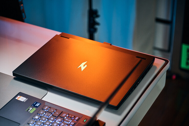 O Acer Nitro 14 apresenta uma estética limpa.