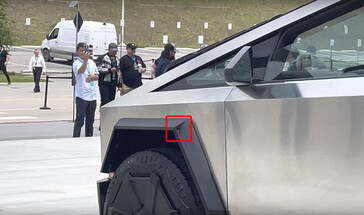 Há uma câmera de visão traseira escondida no poço da roda dianteira para substituir os espelhos retrovisores laterais. (Fonte da imagem: Farzad Mesbahi no YouTube)