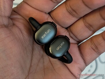 EarFun Clip 2 abre os fones de ouvido.