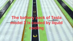 O resfriamento da célula 2170 da Tesla flui através do conjunto de baterias (imagem: Charles/X)