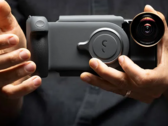 O Shiftcam ProGrip equipado com um acessório de lente opcional. (Fonte: Shiftcam)