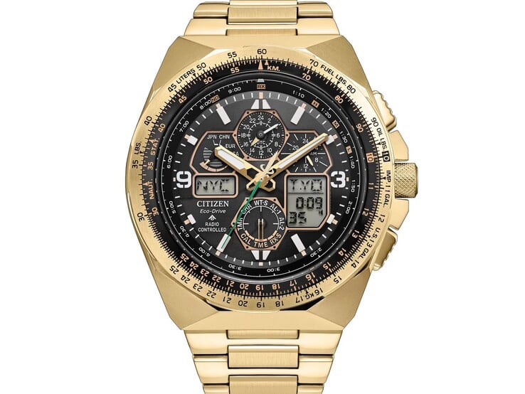 Relógio de piloto Citizen Promaster Skyhawk A-T JY8144-50E com caixa e pulseira em aço inoxidável em tom dourado claro, mostrador preto, vários submostradores analógicos, displays digitais e uma luneta com régua de cálculo inspirada na aviação.