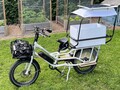 Um e-bike acionado por energia solar pode suportar cargas úteis de até 350 lbs (~159 kg). (Fonte de imagem: Electrek)